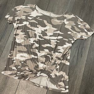 24/7 by Maurice’s gray camouflage short sleeve shirt with knot detail. Size M.